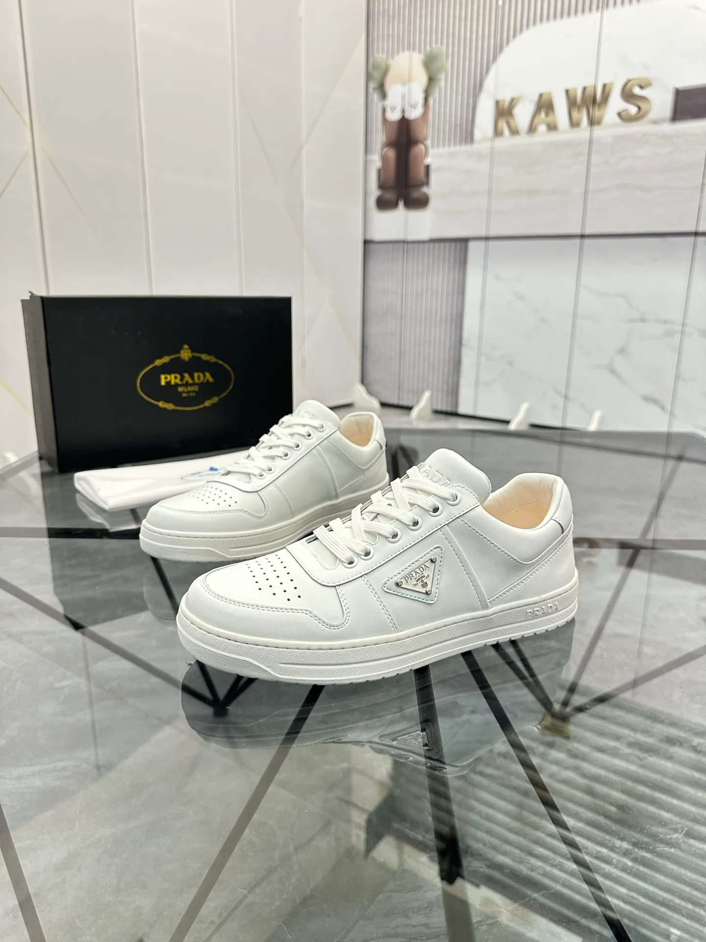 Men's shoes: 💰P400¥ Product trademark: Prada *"Prada*" low-top casual shoes Regular size: 38-44 (can be customized to 45) Product materials: imported cowhide upper, sheepskin lining, original outsole. Number: 020